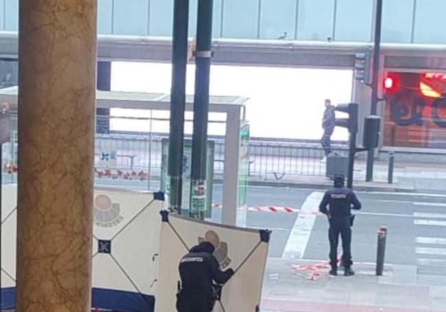 Agentes de la Ertzaintza colocan un biombo en la zona.