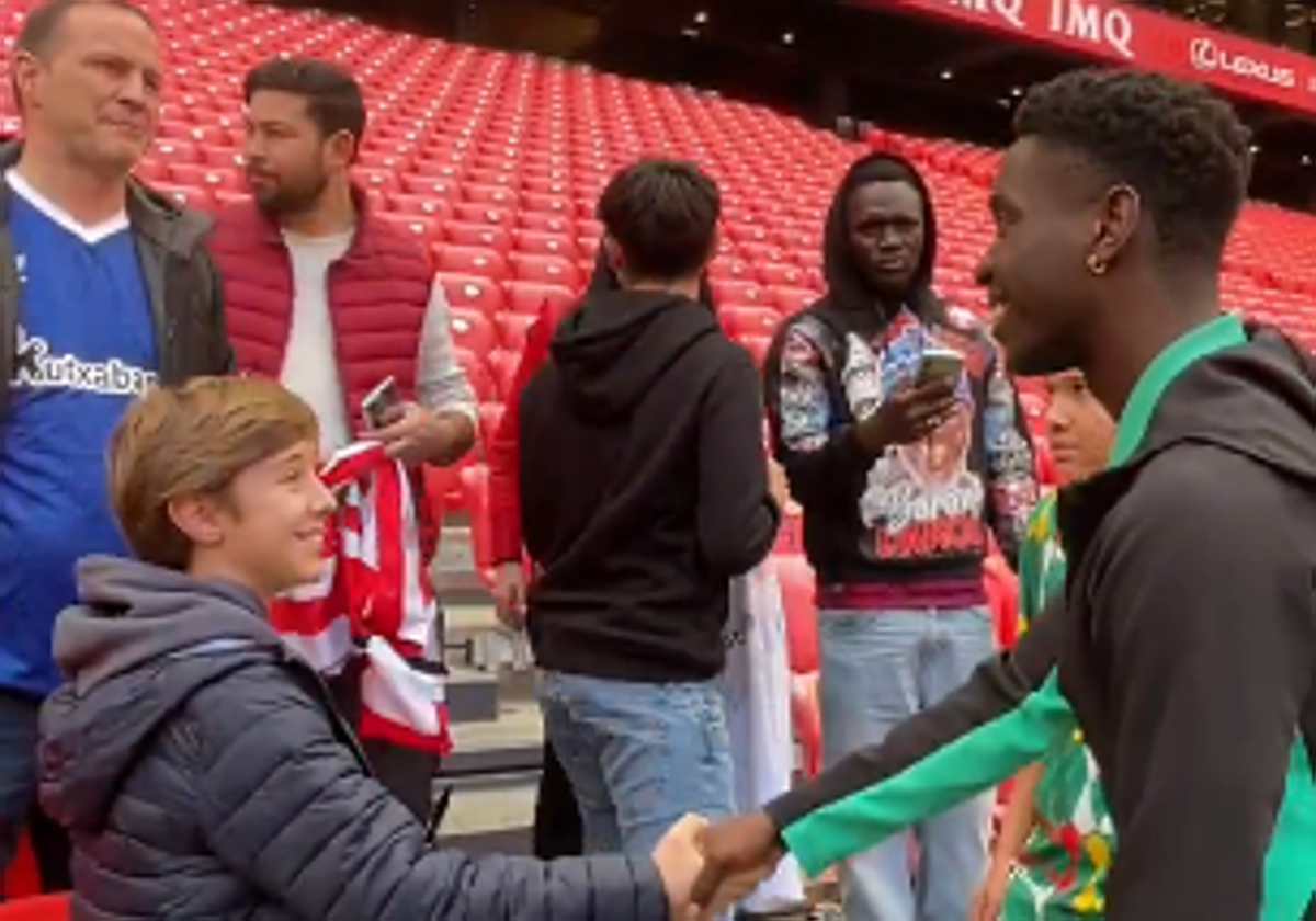 El divertido momento en el que un pequeño hincha del Athletic le pide la camiseta a Adama Boiro: «Soy Unai»