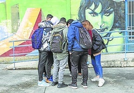 Un grupo de estudiantes en el patio de un instituto.