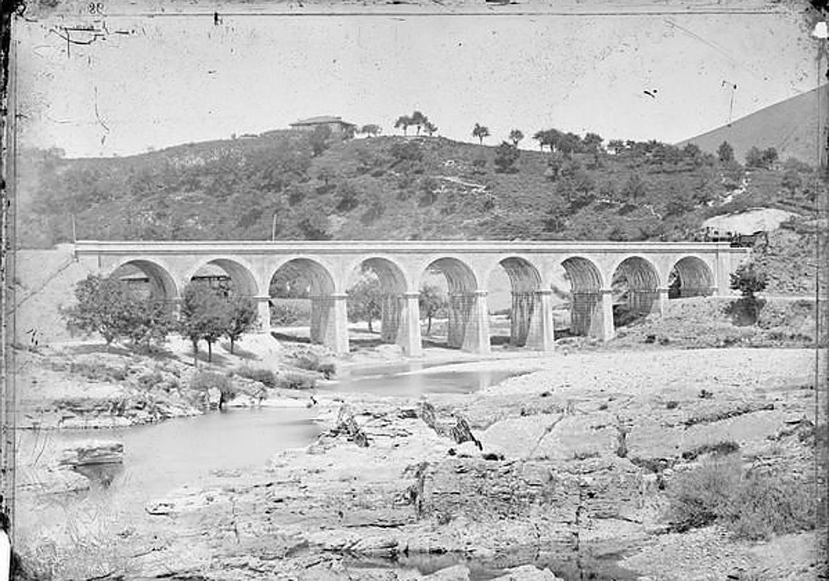 Una de las primeras fotografías tomadas en Bizkaia, hecha por el francés Jean Laurent en el año 1863 y que muestra el puente de Usila.