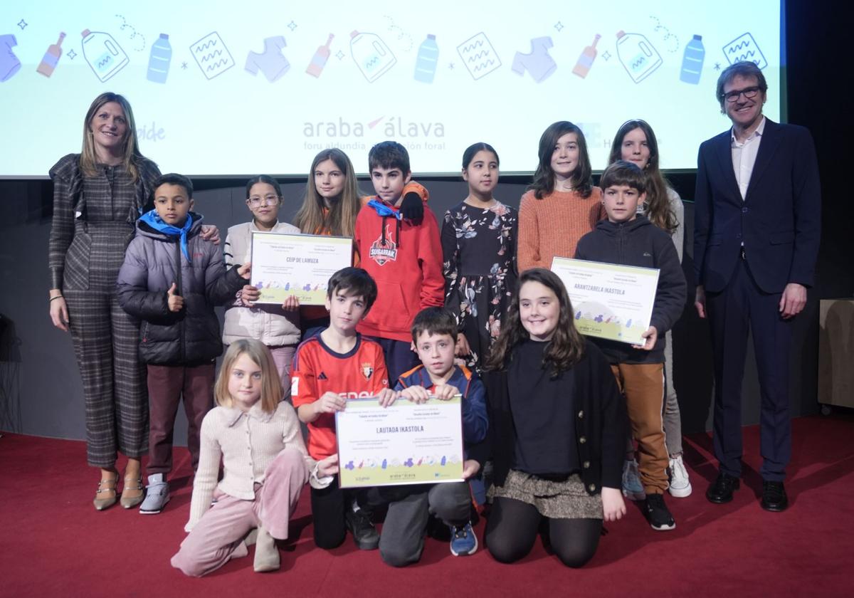 Los ganadores del colegio de Lamuza (arriba a la izquierda) junto a los otros dos centros y los diputados Saray Zárate y Gorka Urtaran.