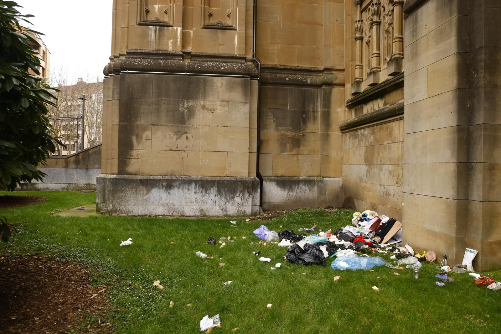 Imagen del viernes de la basura acumulada en un rincón del jardín que rodea la catedral.