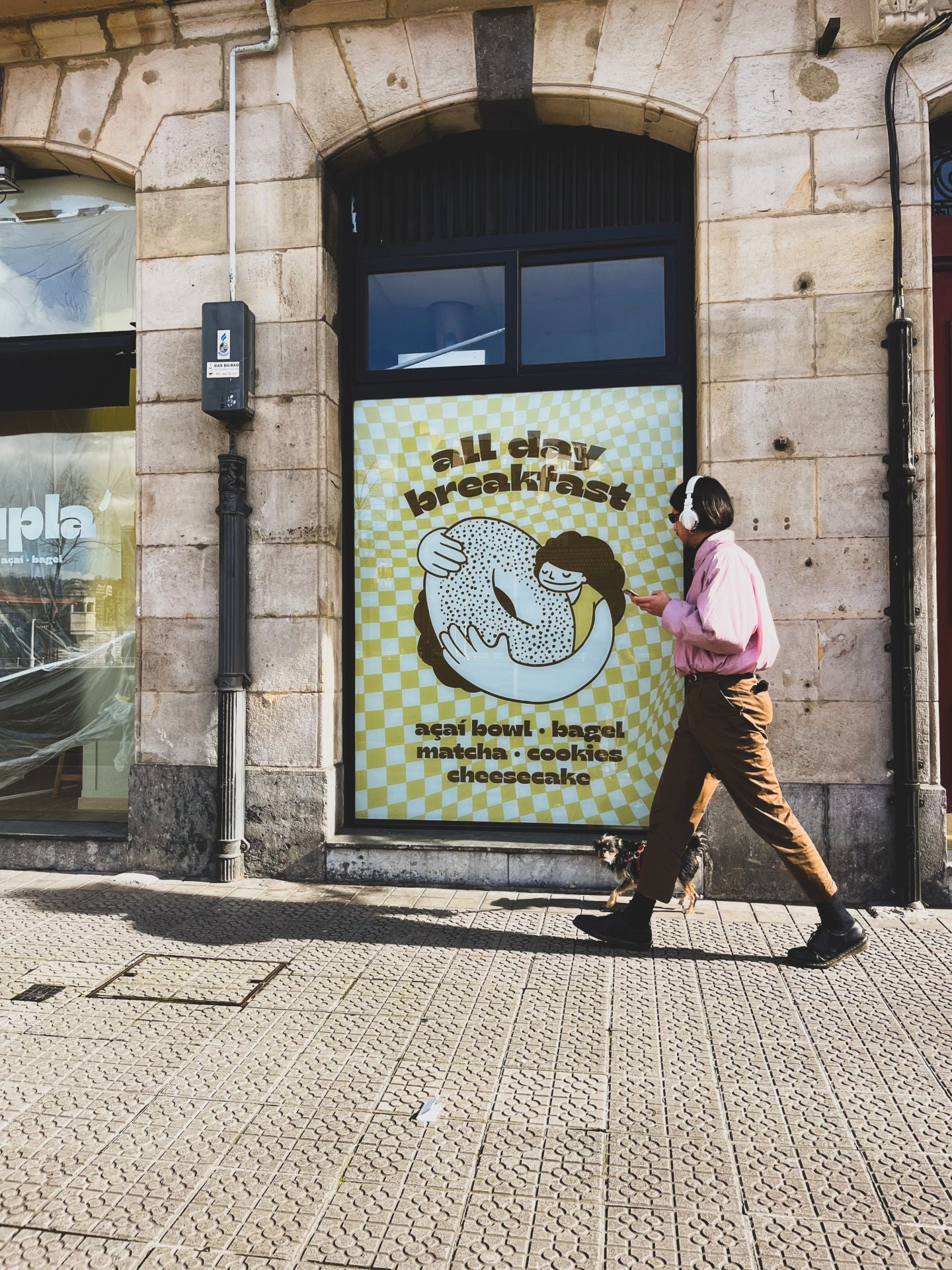 Cuatro amigos de Budapest abren en Bilbao una cafetería con bowls de açaí, bagels y tostadas durante todo el día