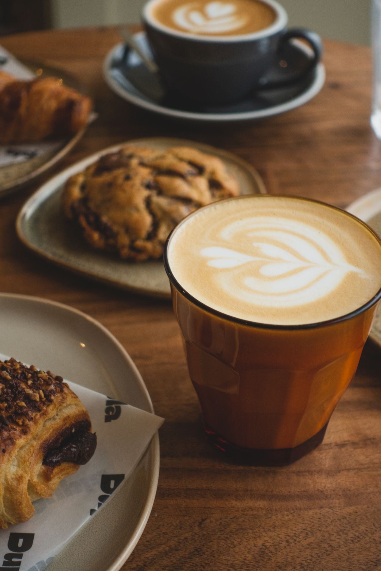 Cuatro amigos de Budapest abren en Bilbao una cafetería con bowls de açaí, bagels y tostadas durante todo el día