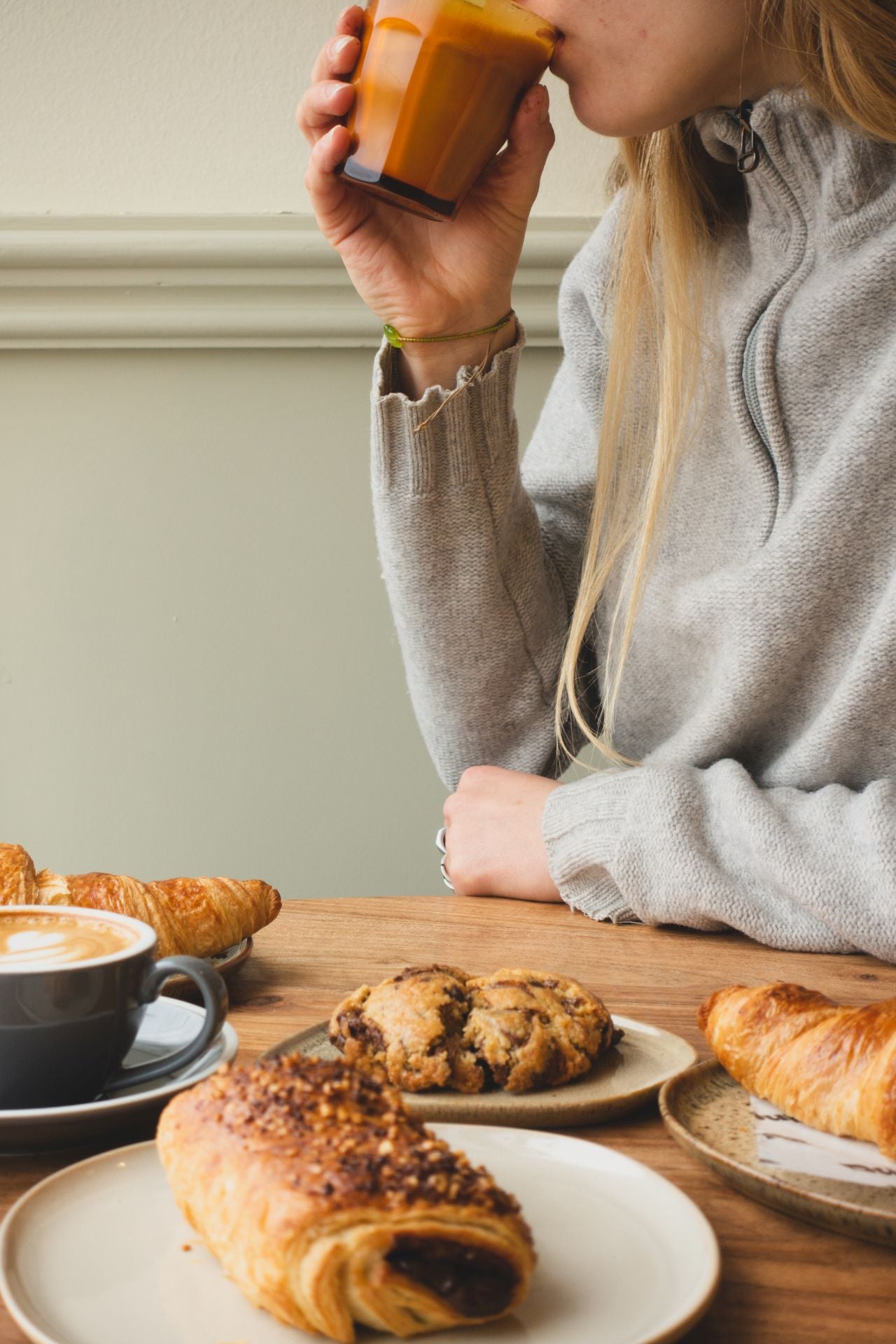 Cuatro amigos de Budapest abren en Bilbao una cafetería con bowls de açaí, bagels y tostadas durante todo el día