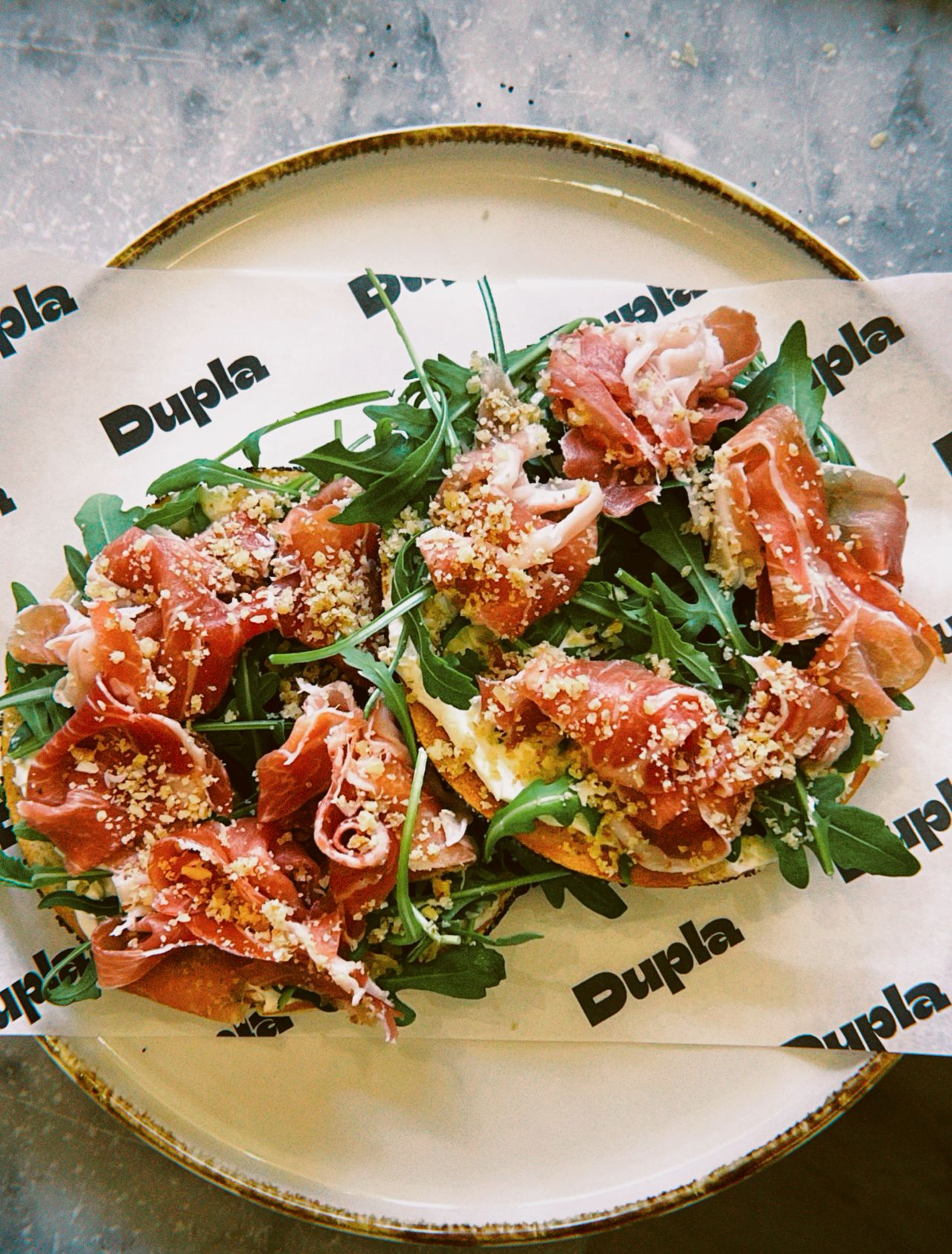 Cuatro amigos de Budapest abren en Bilbao una cafetería con bowls de açaí, bagels y tostadas durante todo el día