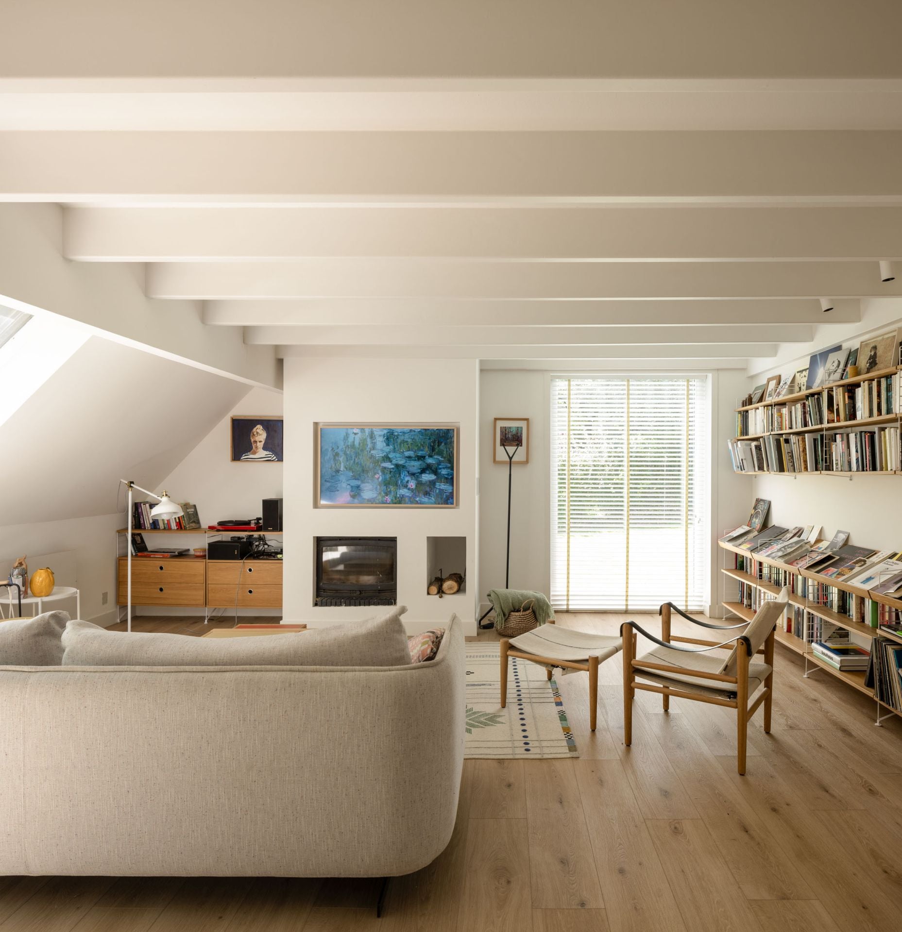 La casa prefabricada de una familia en Mungia llena de luz, arte y libros