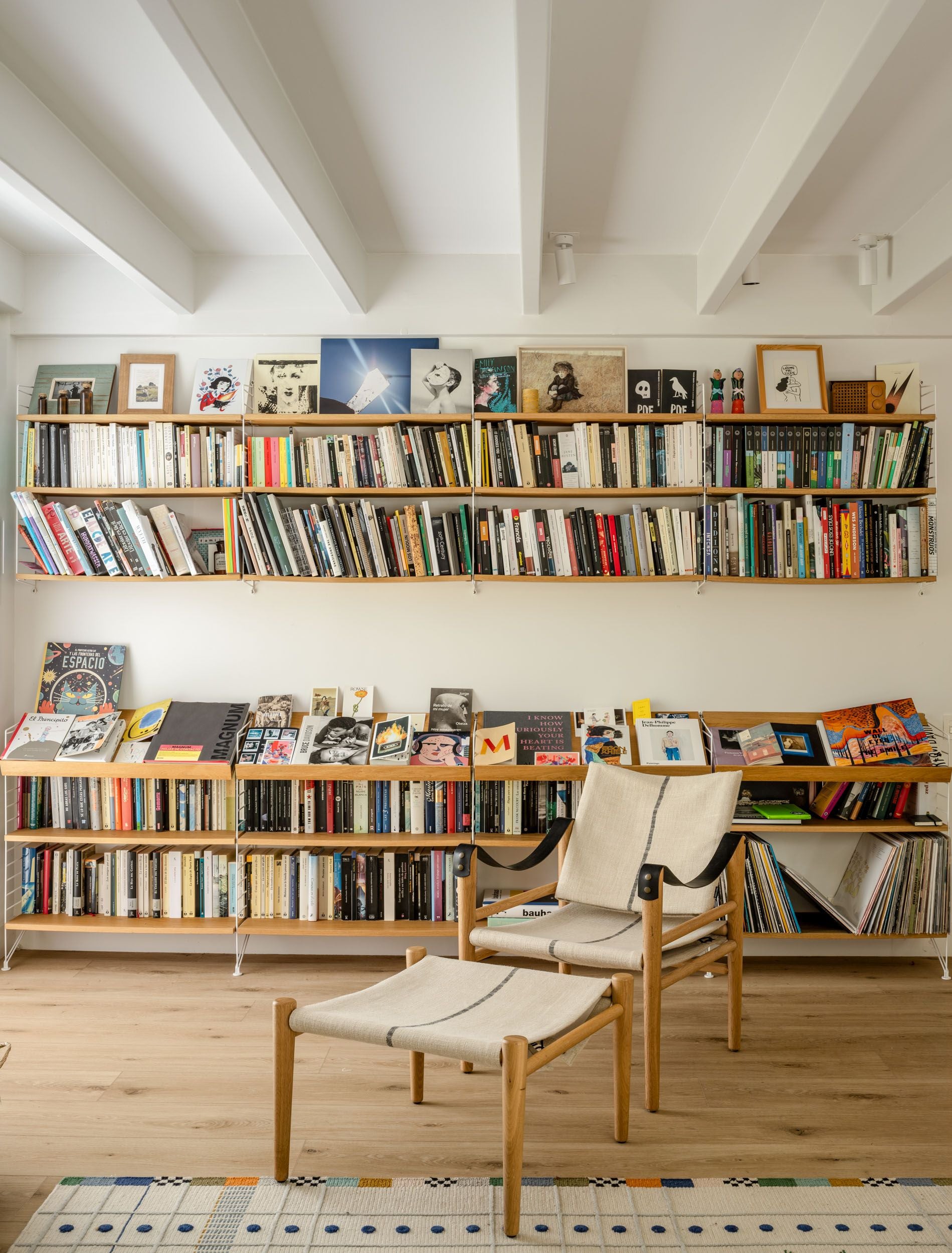 La casa prefabricada de una familia en Mungia llena de luz, arte y libros
