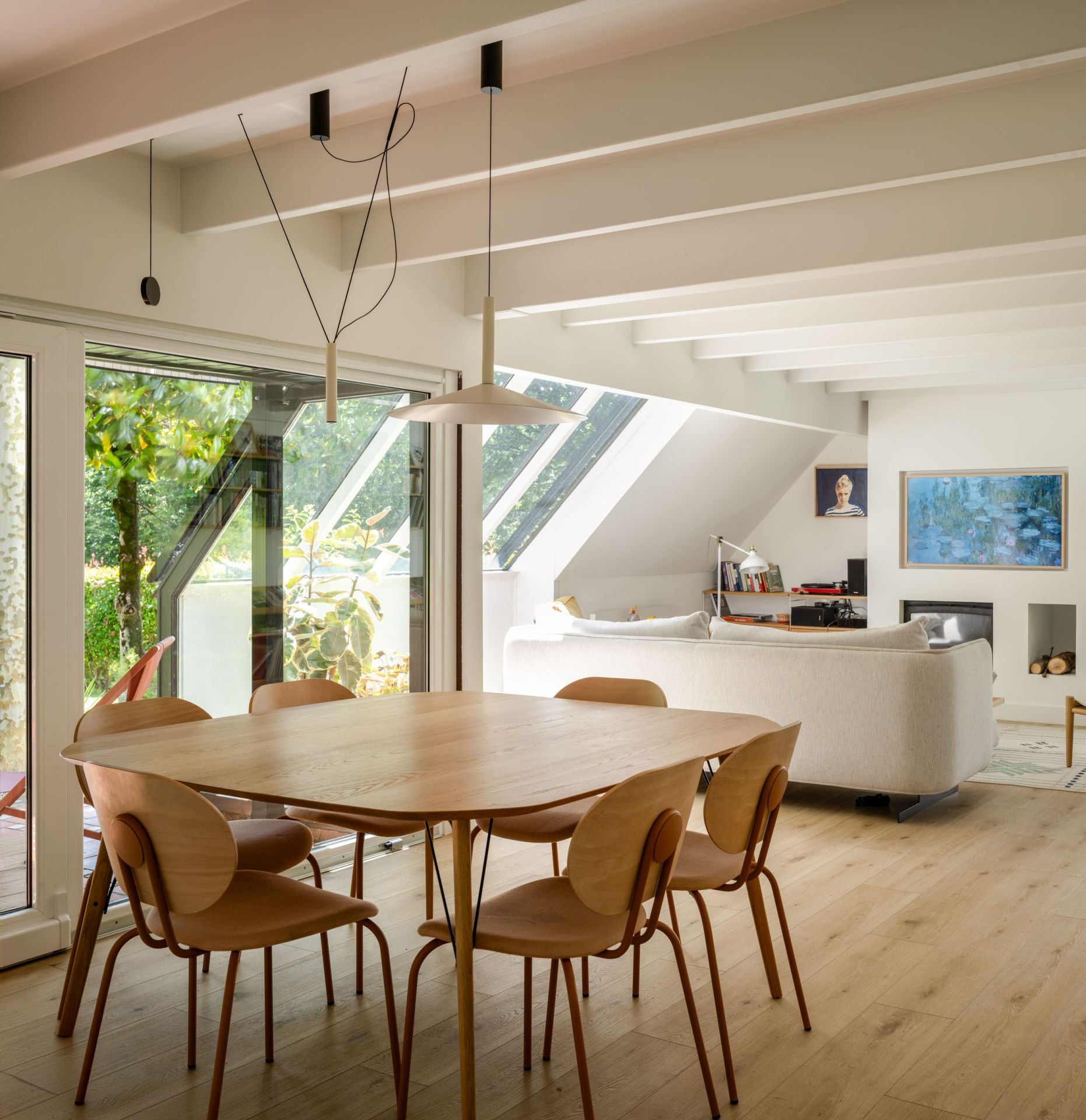 La casa prefabricada de una familia en Mungia llena de luz, arte y libros
