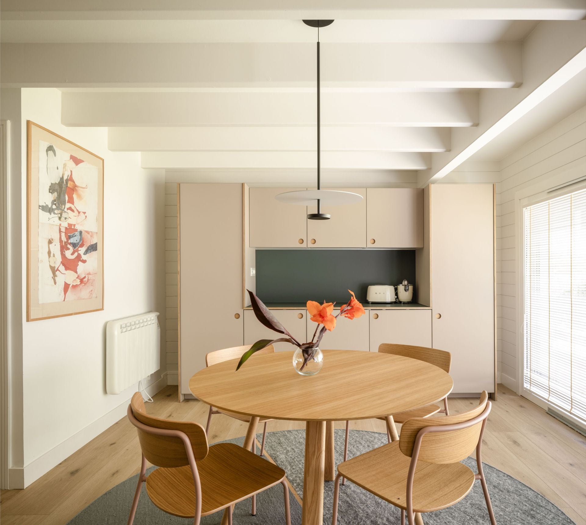 La casa prefabricada de una familia en Mungia llena de luz, arte y libros