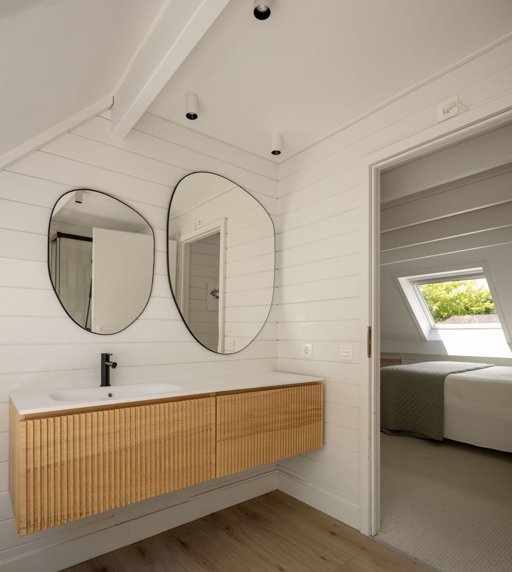 La casa prefabricada de una familia en Mungia llena de luz, arte y libros