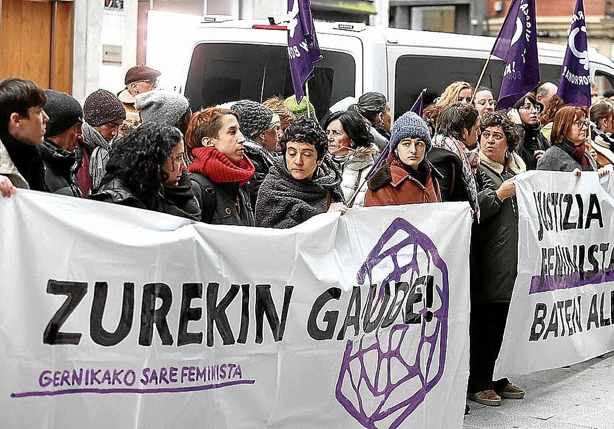 Concentración ante la puerta de los juzgados durante la vista oral por este caso.