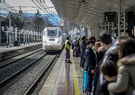 Un tren Alvia entra en la estación de la calle Dato.