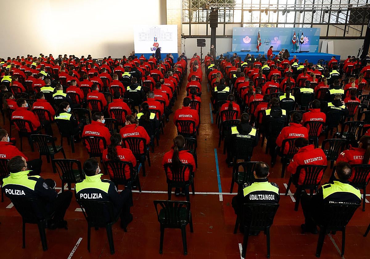 Arkaute renueva su convenio con Eudel en pleno desafío de Bildu por el modelo policial