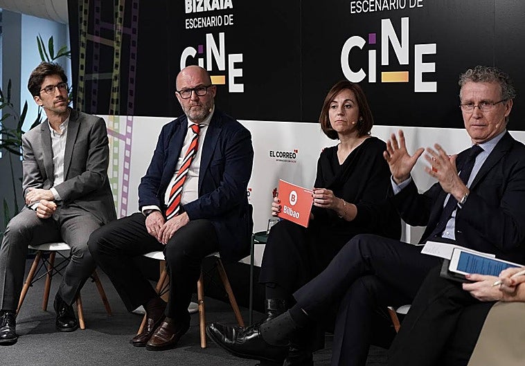 El productor Iker Ganuza, Gonzalo Vélez de Mendizabal, de PKF Attest, la concejala Kontxi Claver y el director general de Hacienda Antonio Pérez.