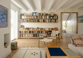 La casa prefabricada de una familia en Mungia llena de luz, arte y libros.