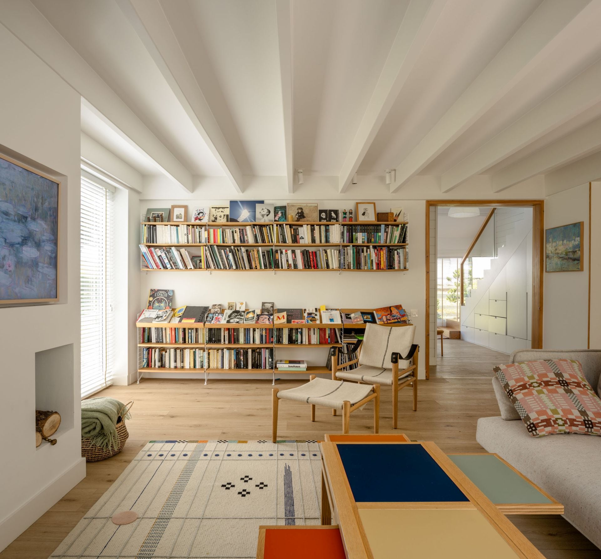 La casa prefabricada de una familia en Mungia llena de luz, arte y libros