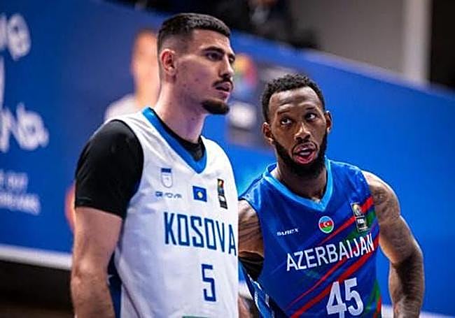 Donta Hall, con la camiseta de la selección de Azerbaiyán.