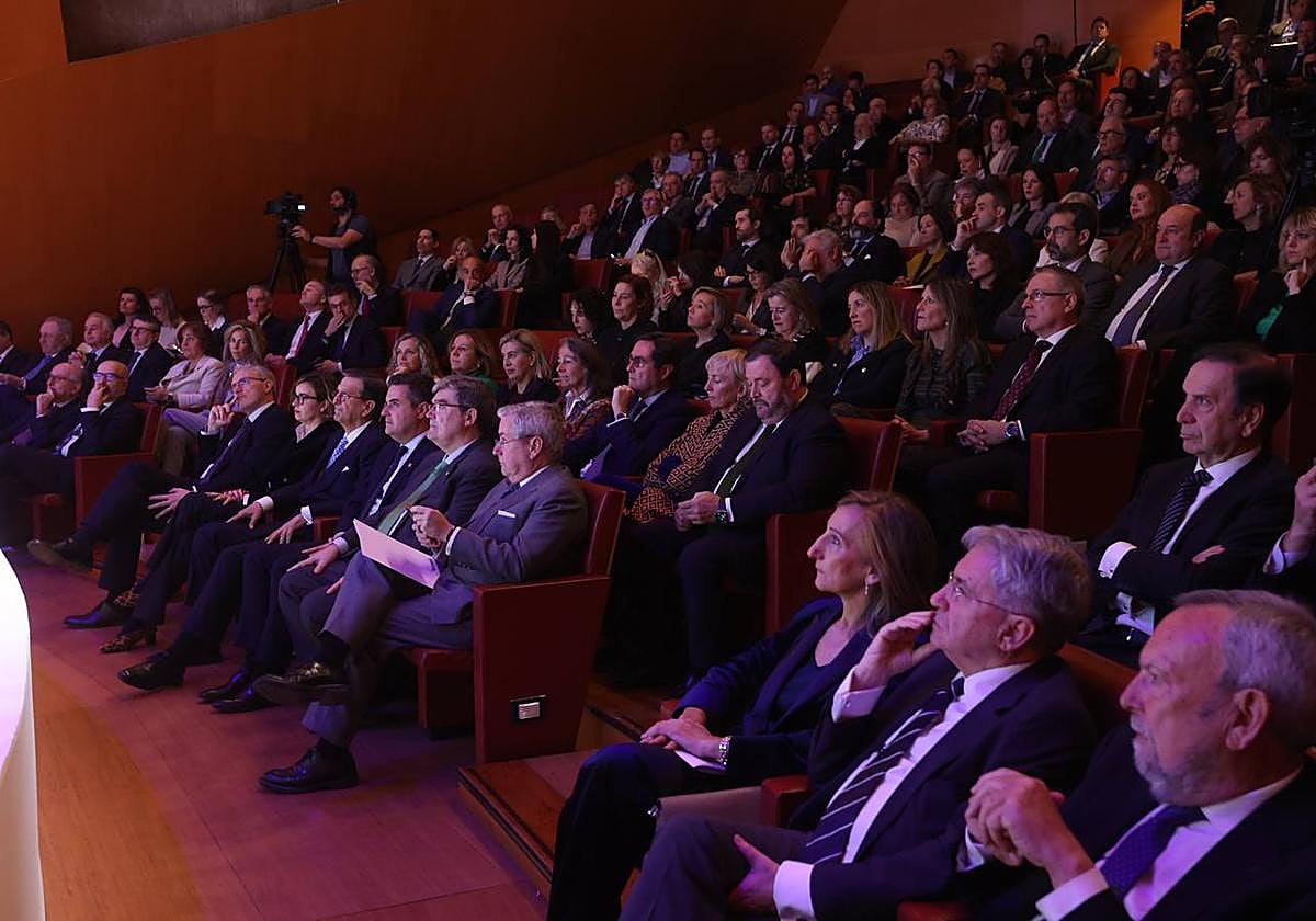 El auditorio del Museo Guggenheim se llenó hasta completar el aforo con 300 asistentes a la entrega de los premios Euskadi Avanza.
