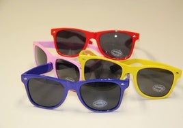 En fiestas hay campañas como la del reparto de gafas con el lema 'Abre los ojos, las drogas pasan factura'.