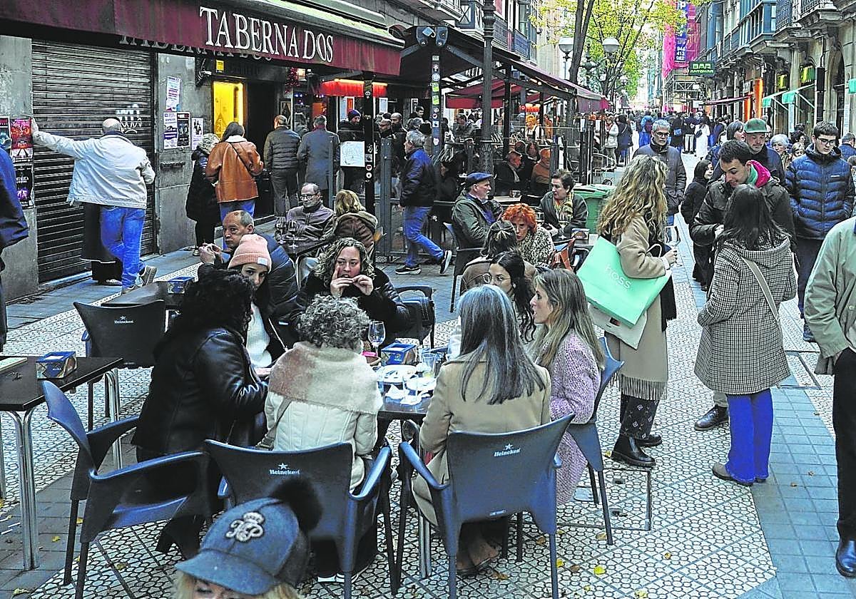 Decenas de personas en las terrazas de la calle Ledesma.