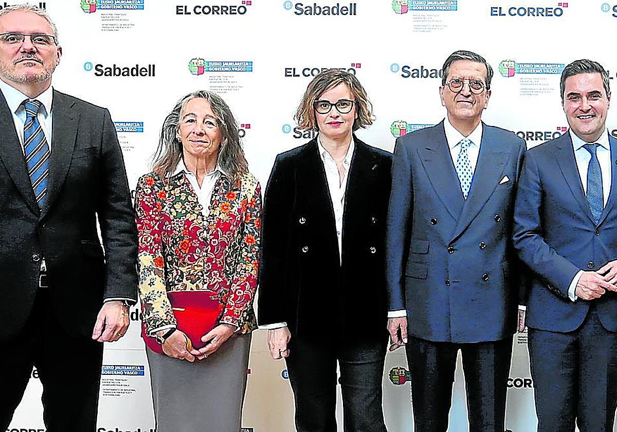 Iñigo Barrenechea, Marisol Garmendia, Elixabete Etxanobe, Enrique de Ybarra, Mikel Jauregi, Iñaki Navarro, Juan Mari Aburto y José Miguel Santamaría.