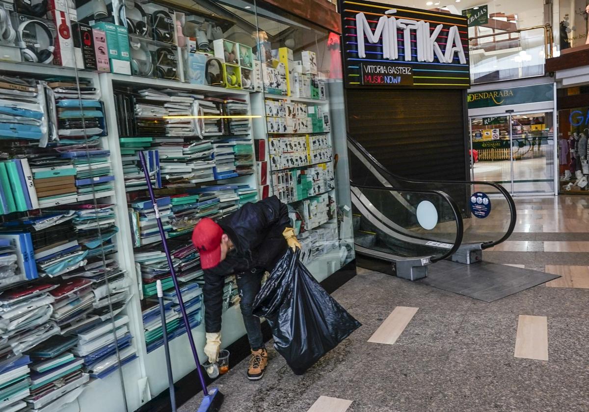 Imputan un delito de homicidio al portero detenido por la muerte de un joven en la discoteca Mítika de Vitoria