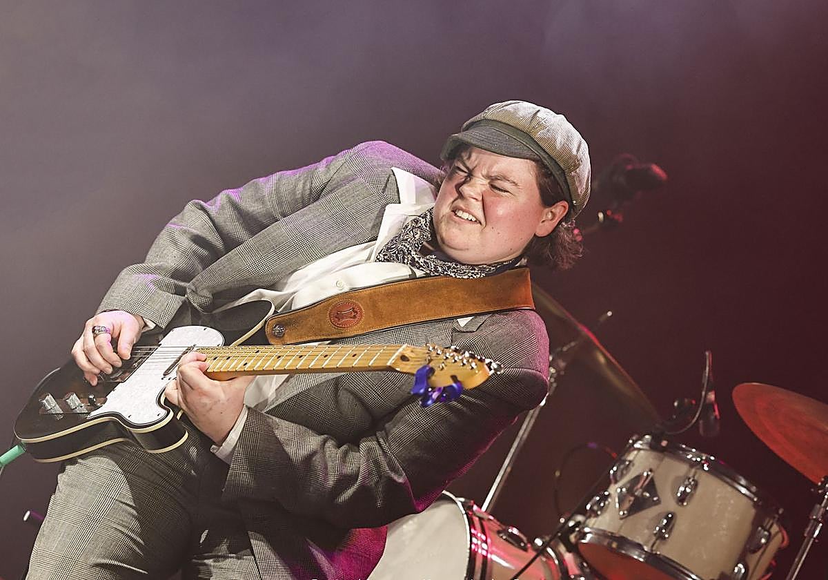 La joven guitarrista estadounidense Delanie Pickering.