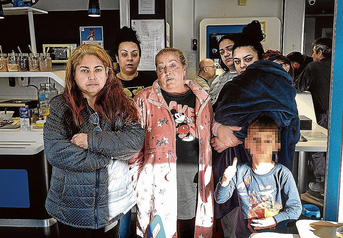 Un grupo de vecinos desalojados del inmueble, en el hotel de Arrigorriaga donde les realojaron.