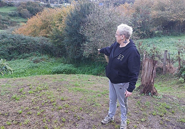 Sonia del Valle señala el desnivel con la linde del vecino tras hundirse su terreno «dos metros» por la fuga.