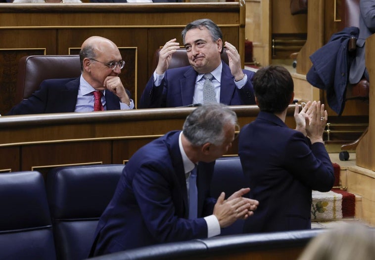 Esteban recibe los aplausos de gran parte del Congreso.