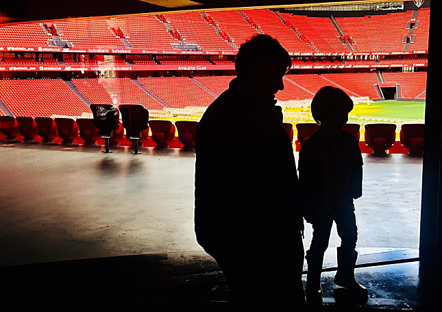 Imagen del padre de Adriana con uno de sus hijos, que la guionista subió a una red social con los hashtag #sanmamés#athletic#bilbo#nacimientodeunapasión.