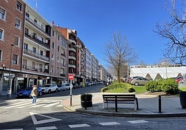 Vista de la calle Antonio Fernández, junto al parking del ambulatorio de Ariz, una de las calles sobre las que se actuará.