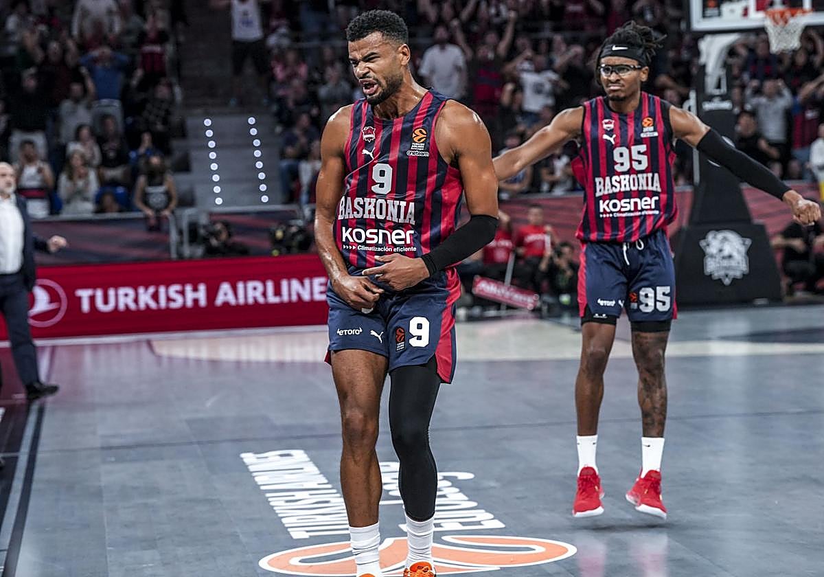 Cabarrot celebra una canasta en el Buesa Arena.