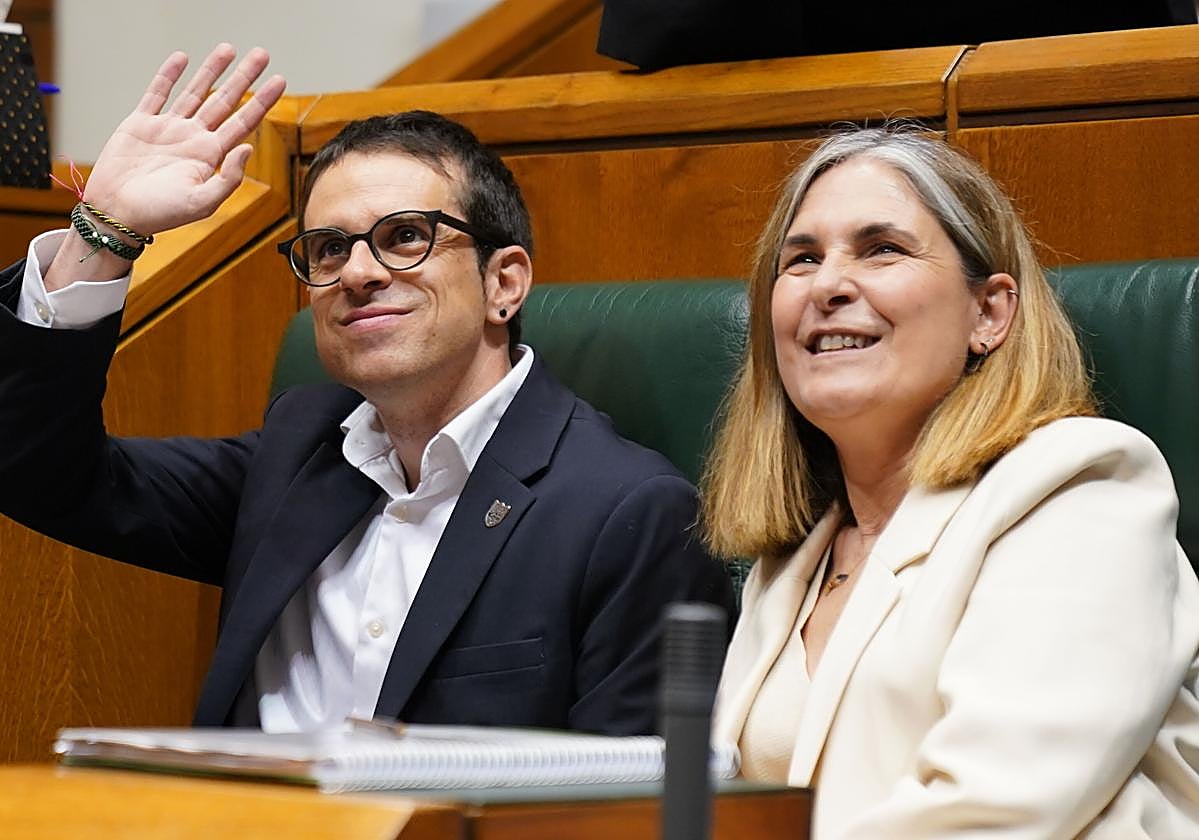 Los representantes de EH Bildu, Pello Otxandiano y Nerea Kortajarena.