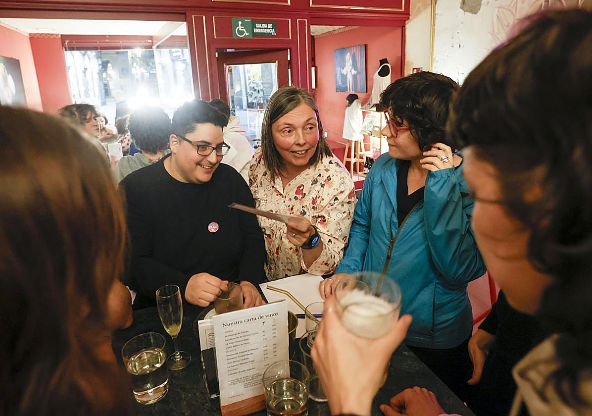 Llega el 'tardeo mortal' a Bilbao: hablar de la muerte en el bar con desconocidos mientras te tomas unas cañas.