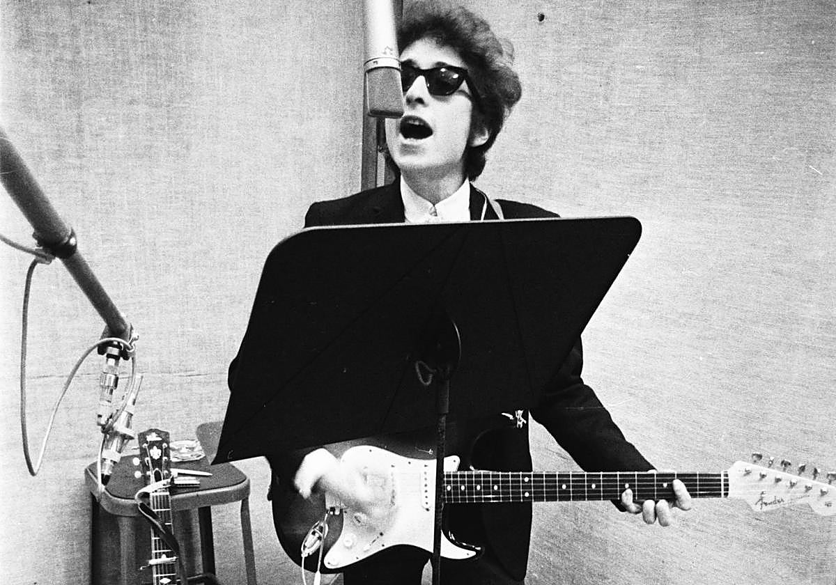 Dylan, con guitarra eléctrica, durante una sesión de grabación en Nueva York en 1965.