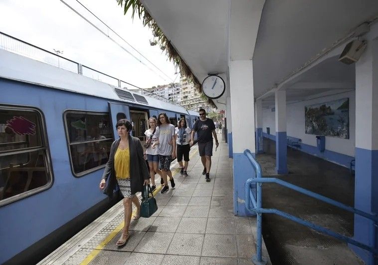 Los pasajeros del tren caminan por una de las estaciones de la comarca de Urdaibai.
