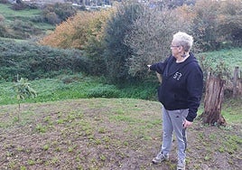 Del Valle señala el desnivel de dos metros con respecto al terreno de su vecino.