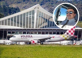 Un avión de Volotea se prepara para coger pista en el aeropuerto de Loiu.