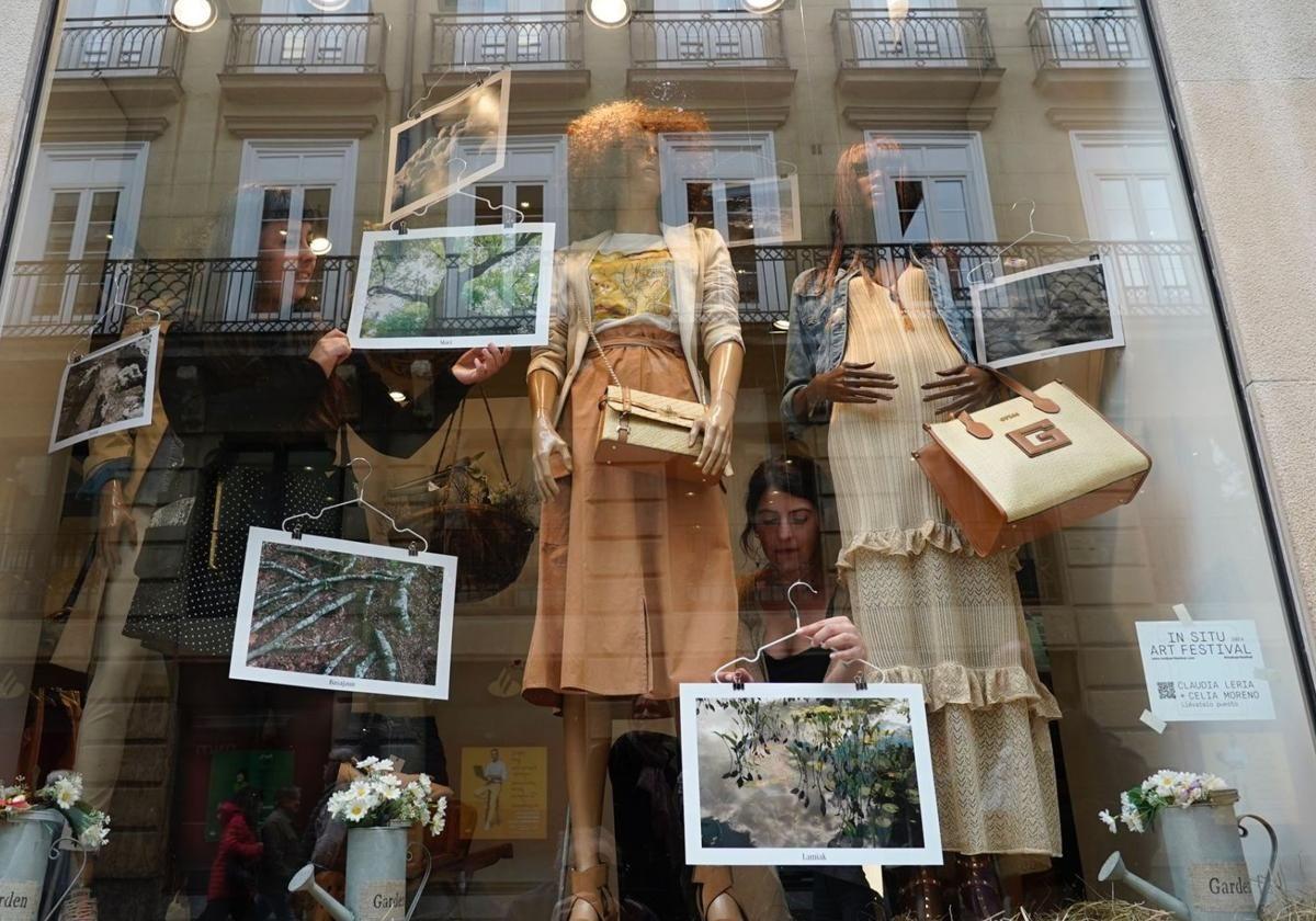 El escaparate de For exhibió las obras fotográficas de Claudia Leria y Celia Moreno.