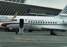 Vista del avión del presidente del Gobierno en Loiu.