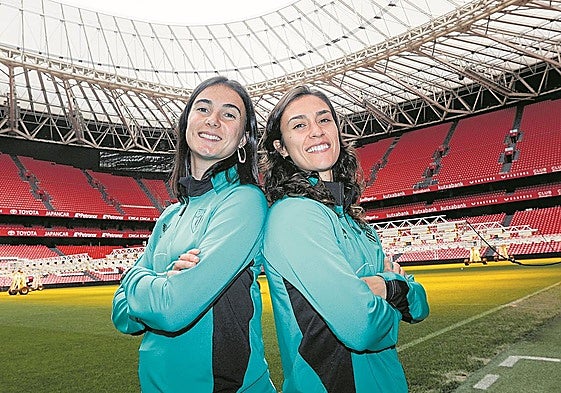 Las delanteras del Athletic Azkona y Nahikari atienden a EL CORREO en San Mamés.