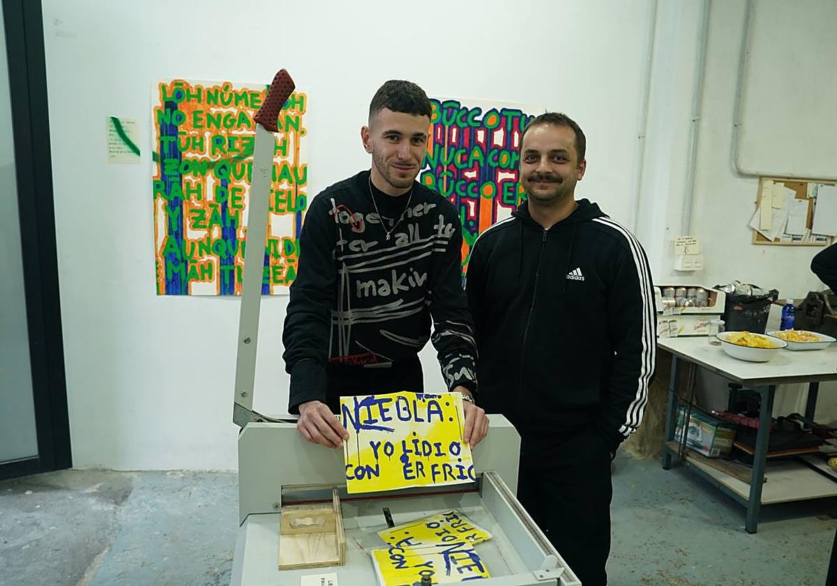 Daniel Domínguez y Urtzi Urkixo muestran un libro que es toda una declaración de principios.