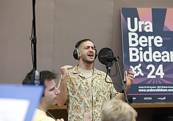 El cantante de ETS, Iñigo Etxezarreta, durante una grabación con la BOS.