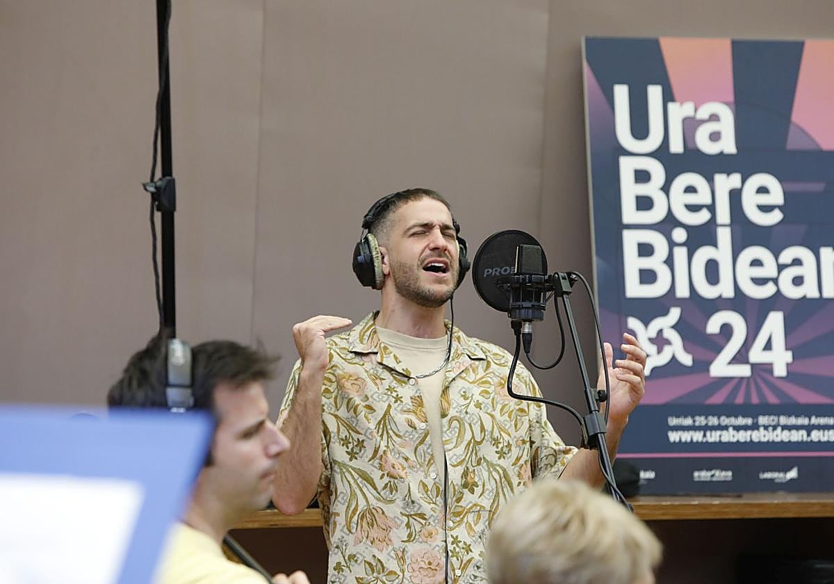 El cantante de ETS, Iñigo Etxezarreta, durante una grabación con la BOS.