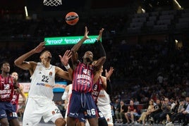Ousmane Ndiaye pelea por un rebote con Walter Tavares