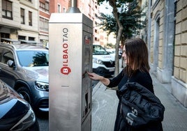 Una usuaria saca el ticket de la OTA en el centro de la ciudad.