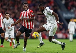 Iñaki Williams persigue a Rüdiger en San Mamés.