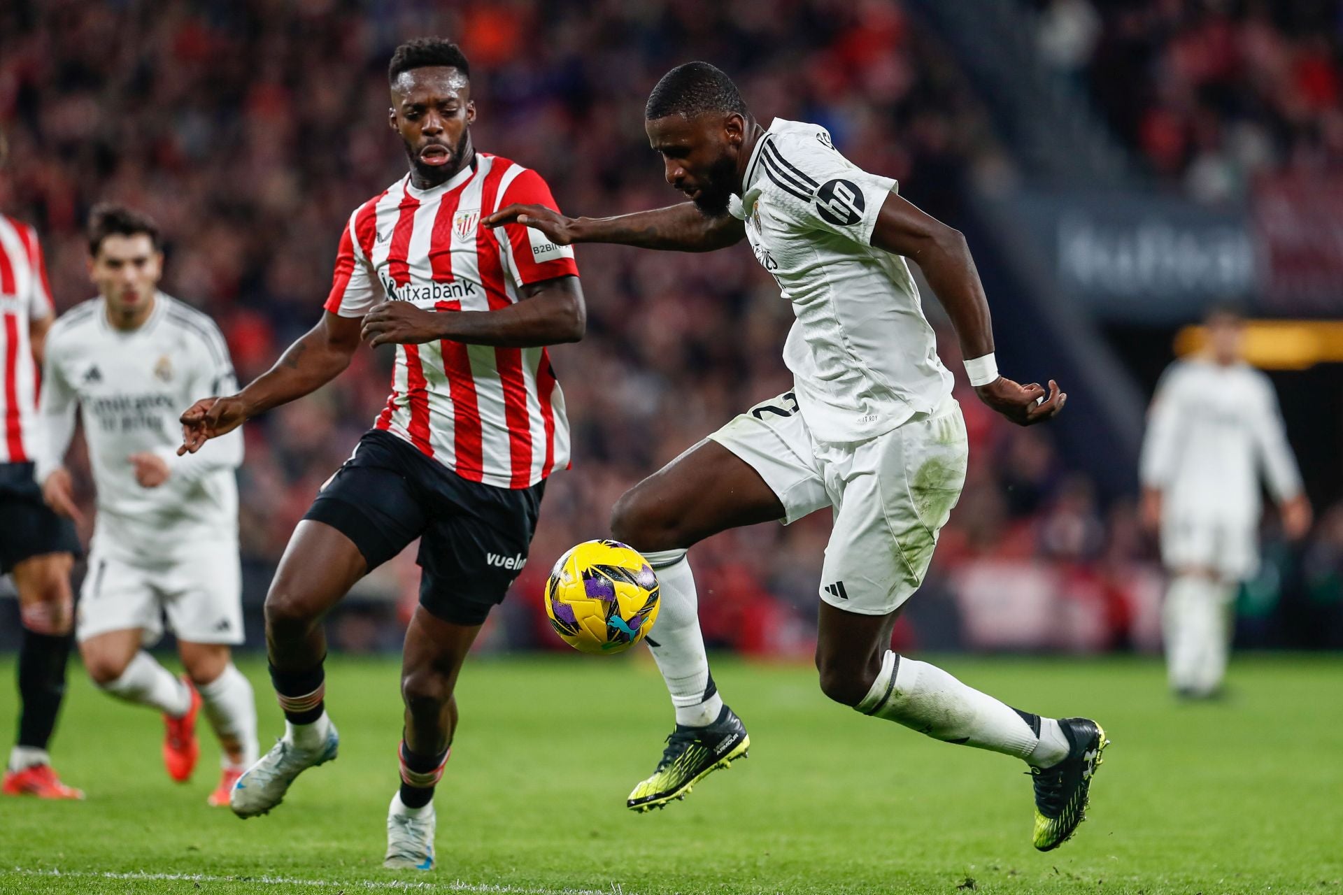 Iñaki Williams persigue a Rüdiger en San Mamés.